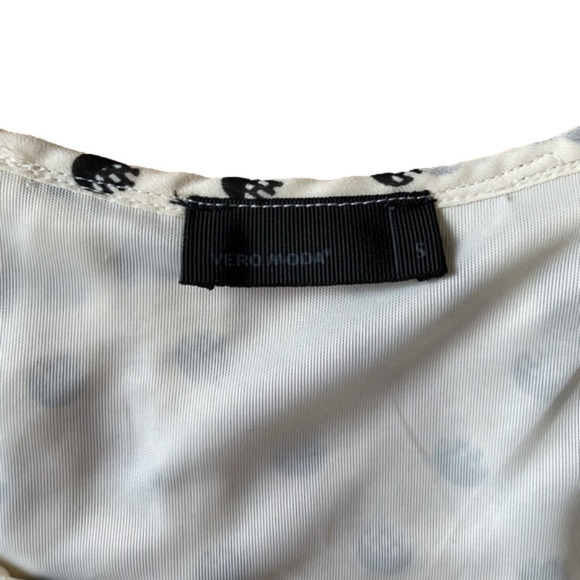 Ruffled Black and White Patterned Vero Moda Blouse Size Small - Picture 2 of 4